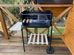 Gril dostupný pro hosty v chaty