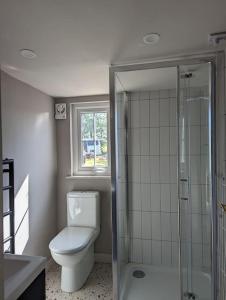 Bilik mandi di Two bed home 6 minutes from The Giants Causeway! +18 gambar