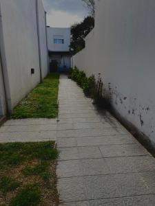 a walkway leading up to a building with a building at Complejo DelfIn Gallo in Santa Rosa