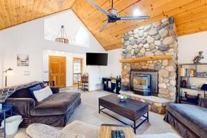 - un salon avec une grande cheminée en pierre dans l'établissement Lakeside Radiance, à Pinetop-Lakeside