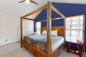 - une chambre avec un lit à baldaquin et un mur bleu dans l'établissement Lakeside Radiance, à Pinetop-Lakeside 49 autres photos