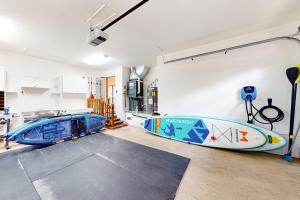 une chambre avec une planche de surf sur le mur dans l'établissement Lakeside Radiance, à Pinetop-Lakeside