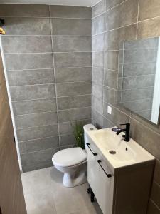Koupelna v ubytování Chambre studio confort vue piscine + 16 fotografií