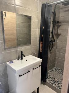 Koupelna v ubytování Chambre studio confort vue piscine