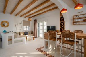 Una cocina y una sala de estar con mesa y sillas. en Diamond of Cyclades, en Naxos Chora