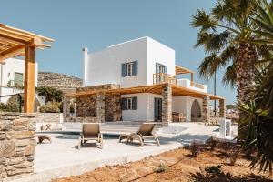 Villa blanca con sillas delante en Diamond of Cyclades, en Naxos Chora