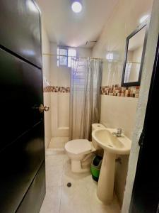 a small bathroom with a toilet and a sink at Apartamento Exclusivo, cerca a la playa in Ríohacha