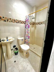 a bathroom with a toilet and a sink and a shower at Apartamento Exclusivo, cerca a la playa in Ríohacha +14 photos