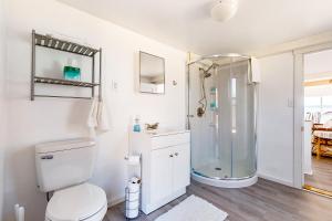 Ένα μπάνιο στο Seaside Serenity