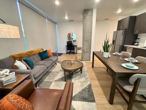 Nimitz Crossing Luxury Residences的休息区