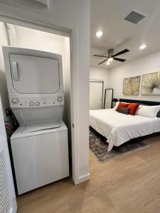 Nimitz Crossing Luxury Residences客房内的一张或多张床位