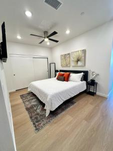 Nimitz Crossing Luxury Residences客房内的一张或多张床位