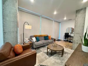 Nimitz Crossing Luxury Residences的休息区