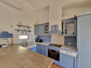 Kuchyň nebo kuchyňský kout v ubytování Le Lavandou Pramousquier Villa Entière Plage Accès Direct et Piscine Collective ouverte du 1er mai au 30 septembre Clim Wifi