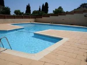 Bazén v ubytování Le Lavandou Pramousquier Villa Entière Plage Accès Direct et Piscine Collective ouverte du 1er mai au 30 septembre Clim Wifi nebo v jeho okolí