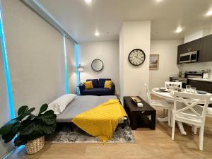 Nimitz Crossing Luxury Residences的休息区