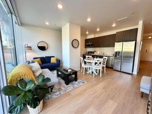 Nimitz Crossing Luxury Residences的厨房或小厨房