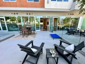 Nimitz Crossing Luxury Residences的休息区