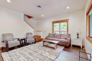 a living room with a couch and two chairs at Ferncrest Mountain House in Conway