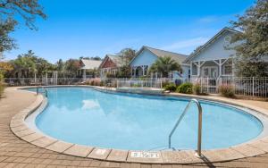 una piscina en una casa con una casa en Lemon Squeezy by Oversee 30A, en Inlet Beach