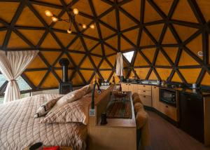 a bedroom in a yurt with a bed in it at Refúgio da Montanha Brasil in Alfredo Wagner