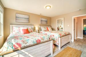Ένα ή περισσότερα κρεβάτια σε δωμάτιο στο Bright Brigantine Townhome Steps to Beach Access!