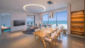 TV a/nebo společenská místnost v ubytování Nikki Beach Resort & Spa Dubai