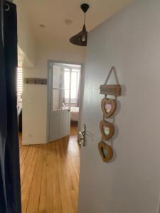 ein Zimmer mit einer Tür mit einem Schild mit der Aufschrift „Herzlichen Glückwunsch“ in der Unterkunft Appartements centre-ville in Bagnères-de-Bigorre