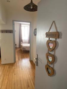 ein Zimmer mit einer Tür mit Herzen an der Wand in der Unterkunft Appartements centre-ville in Bagnères-de-Bigorre