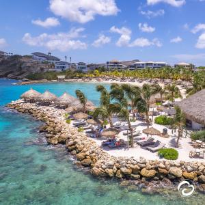 una vista aérea de la playa en un resort en Villa at the Beach, Blue Bay Golf & Beach Resort, en Blue Bay