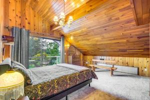 una camera da letto con un letto in una stanza con pareti in legno di Waterfront Kingston Getaway Beach Access On-Site! a Kingston
