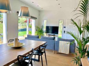 Televisyen dan/atau pusat hiburan di Haurren Zoriona - Maison Basque Moderne Climatisée avec Jacuzzi