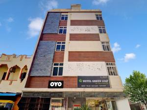 Un palazzo alto con un cartello sopra di Super Capital O Qualia Gachibowli a Hyderabad Altre 32 foto