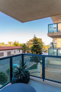 un balcon avec vue sur un parking dans l'établissement Luxury apartment at Torrevieja Beach, à Torrevieja