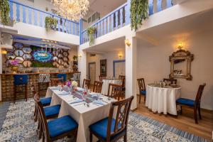 a dining room with a long table and chairs at Hotel Dordéan Casona Boutique in Chachapoyas