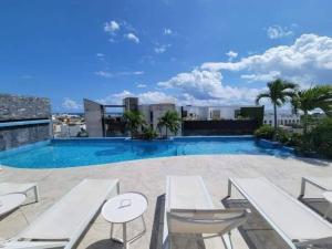 a swimming pool on top of a building at Depto ideal para tu viaje in Playa del Carmen