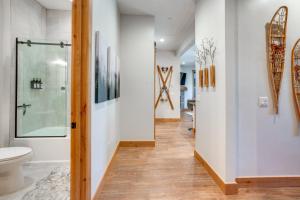 ein Bad mit einem WC und einer ebenerdigen Dusche in der Unterkunft Modern Elk Creek Condo with Hot Tub and Heated Floors in Fraser + 20 Fotos