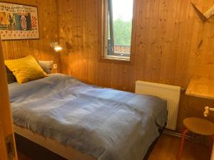 Cosy cottage close to natural pearls房間的床