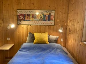Cosy cottage close to natural pearls房間的床