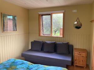 Cosy cottage close to natural pearls房間的床