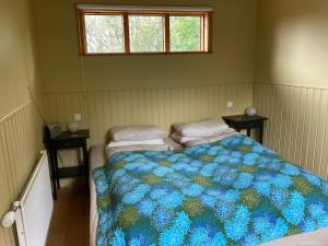 Cosy cottage close to natural pearls房間的床