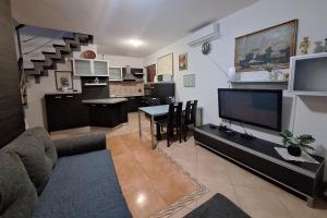 un salon avec un canapé et une table avec une télévision dans l'établissement Luxury villa with a swimming pool Skrip, Brac - 17350, à Postira