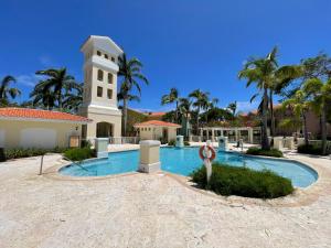 Bazén v ubytování 2Bed 2Bath at Las Casitas Village Fajardo nebo v jeho okolí