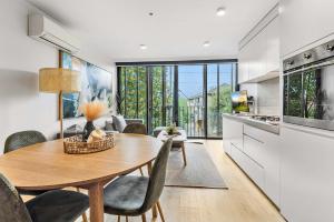 Una cocina y un comedor con mesa y sillas. en Contemporary 1-Bed in the Heart of St Kilda, en Melbourne