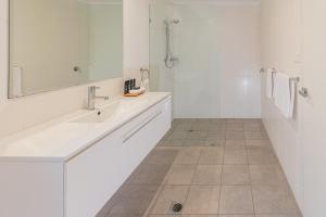 QuirindiBest Western Club Quirindi Motel的带水槽和镜子的白色浴室