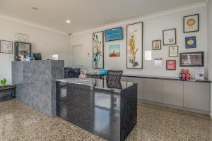 QuirindiBest Western Club Quirindi Motel的客房设有带桌椅的柜台。
