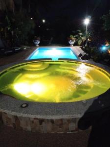 a large yellow bath tub sitting next to a swimming pool at Suite de Lujo con Entrada Privada Cerca al Aeropuerto El Edén in La Tebaida