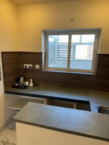 Una cocina o kitchenette en Kiran Apartment