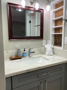 A bathroom at Sunset Shores - UNIT B Kaiupoho