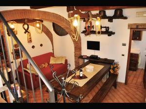 モンテプルチャーノにあるLa Casina Toscanaのリビングルーム(赤いソファ、テーブル付)